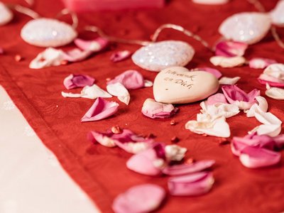Der Grubacher • The best choice among the eco hotels in Tyrol Table decoration with blossoms and heart with inscription