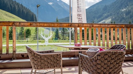 Pictures & Impressions • Der Grubacher: Hotel in Gerlos Table on the terrace in the restaurant in summer
