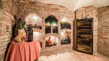 Pictures & Impressions • Der Grubacher: Hotel in Gerlos Historic wine cellar with many wine bottles
