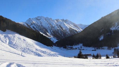 Pictures & Impressions • Der Grubacher: Hotel in Gerlos Snow-covered valley with a view of imposing mountain peaks and deeply snow-covered forests