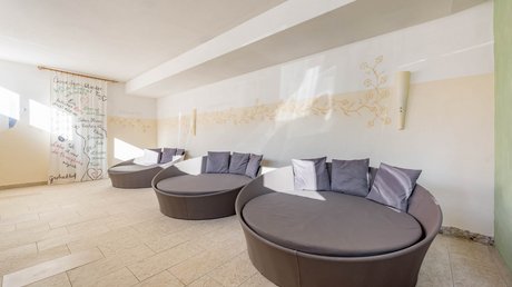 Pictures & Impressions • Der Grubacher: Hotel in Gerlos Wellness loungers with painted canvas
