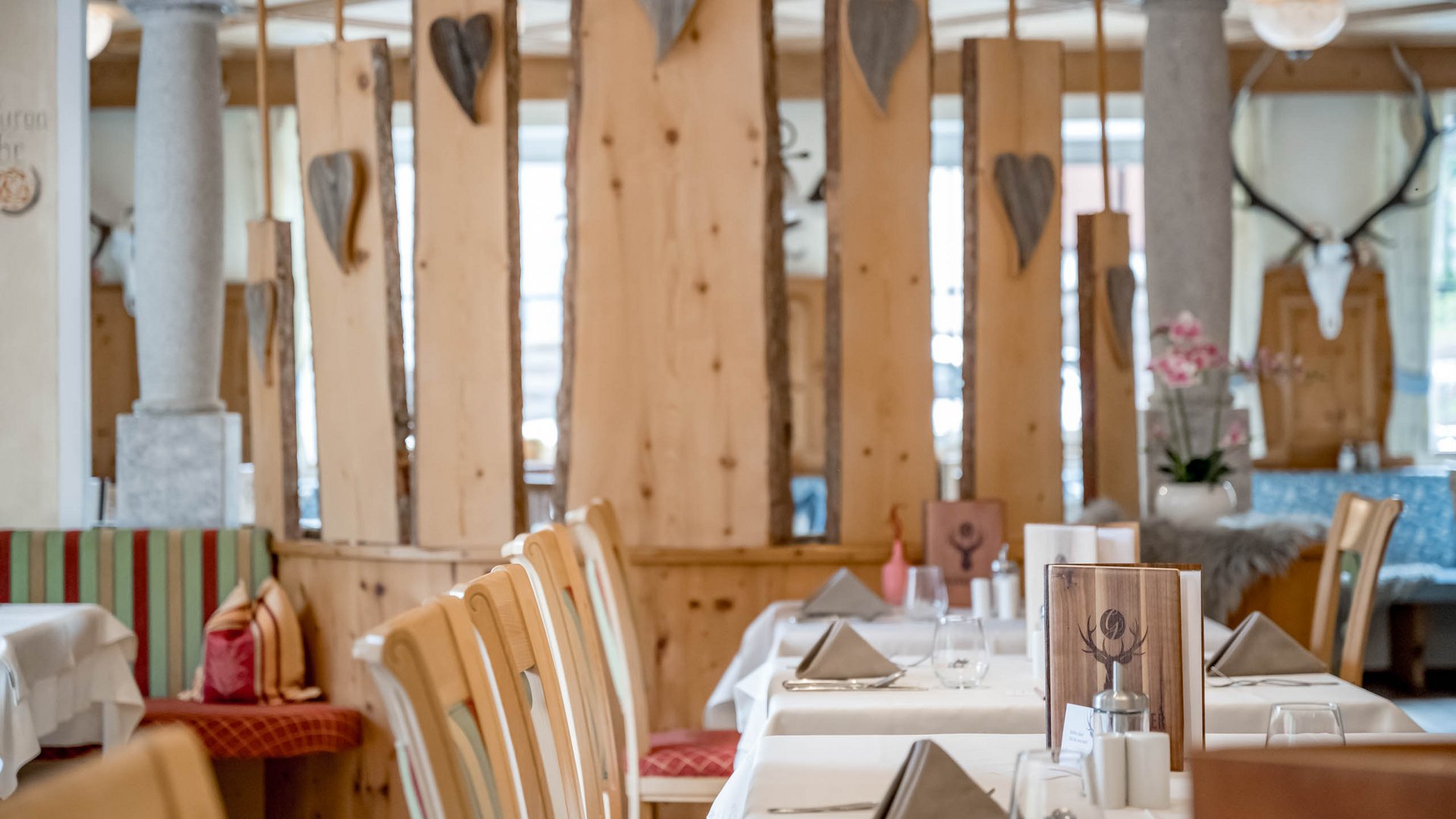 Restaurant mit gedeckten Tischen und Dekoration aus Holz