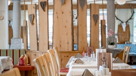 Pictures & Impressions • Der Grubacher: Hotel in Gerlos Restaurant with set tables and wooden decorations