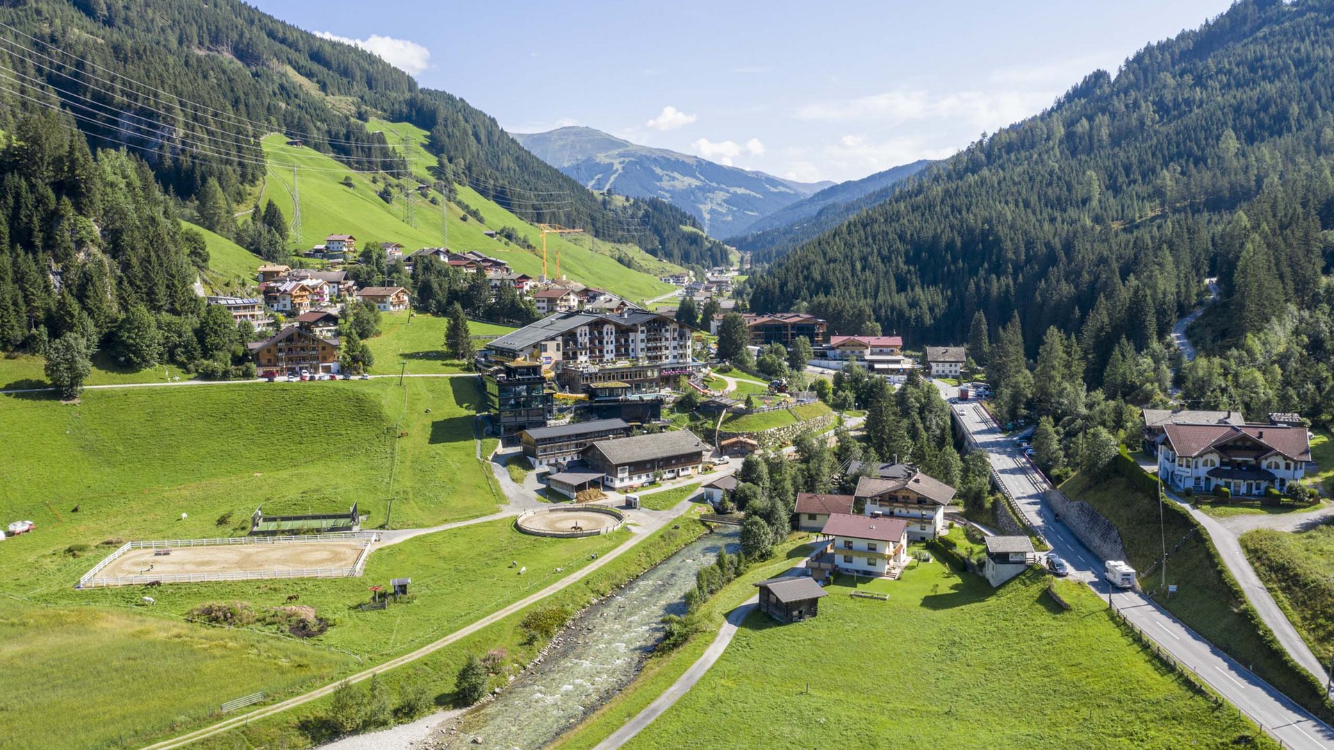Rund um Gerlos • Der Grubacher: Biohotel in Tirol Drohnenaufnahme von Gerlos im Sommer