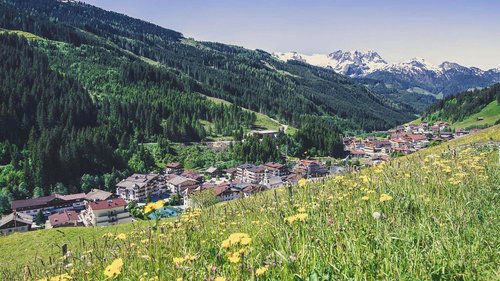 Hotel in Gerlos im Zillertal: Preise Blick von einer Blumenwiese auf Gerlos