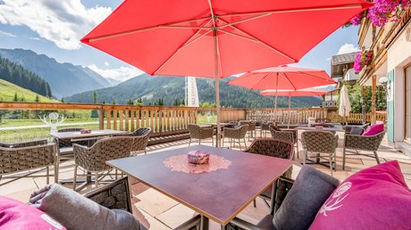 Pictures & Impressions • Der Grubacher: Hotel in Gerlos Tables on the terrace in summer with a view of the mountain landscape
